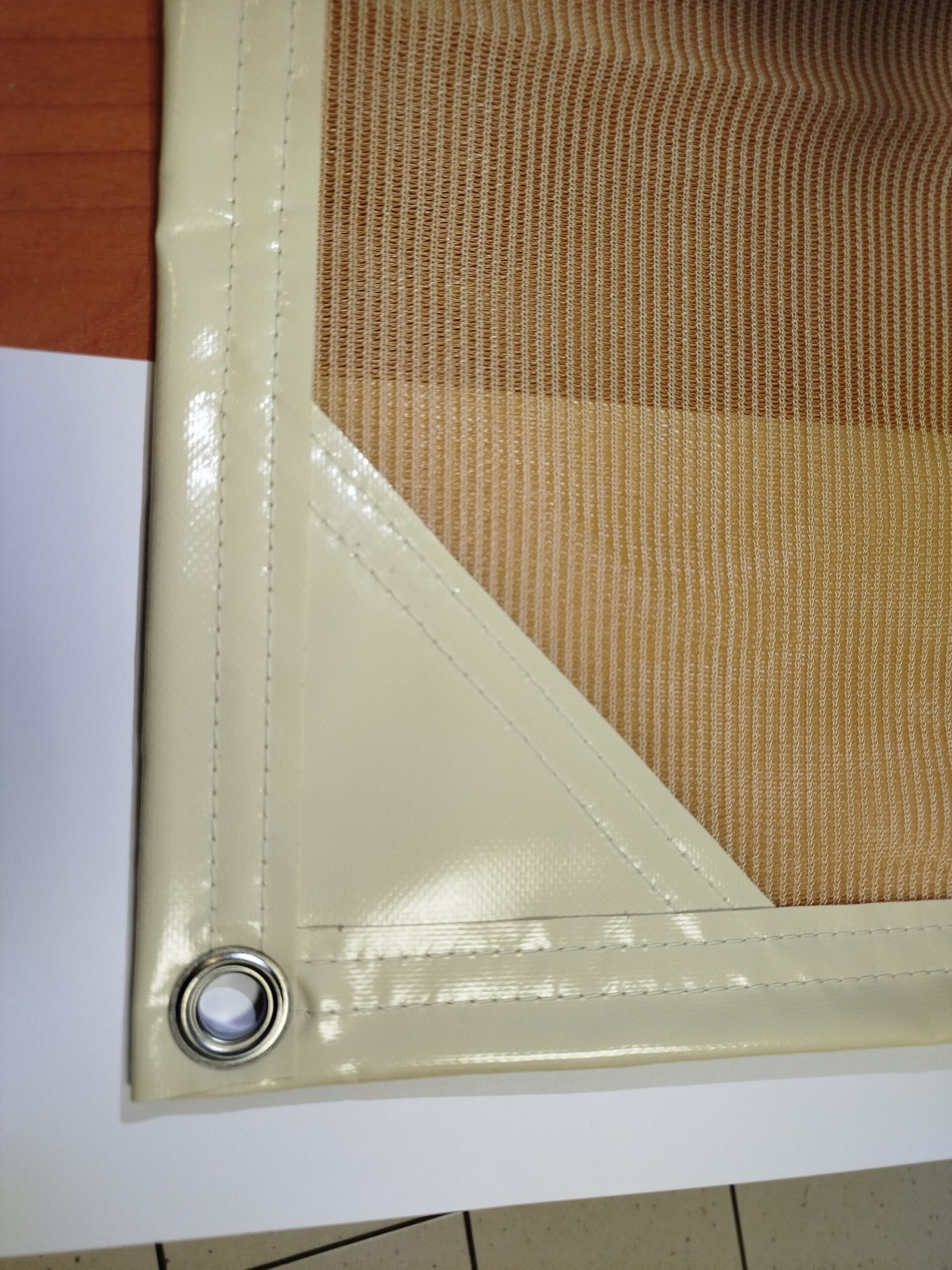 Voile d'ombrage 300 g / m²